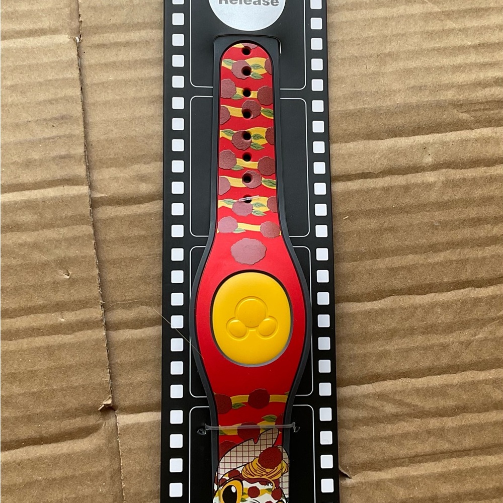 DISNEY  STITCH CRASHES  ‘LADY AND THE TRAMP ‘’  MAGIC BAND  2021